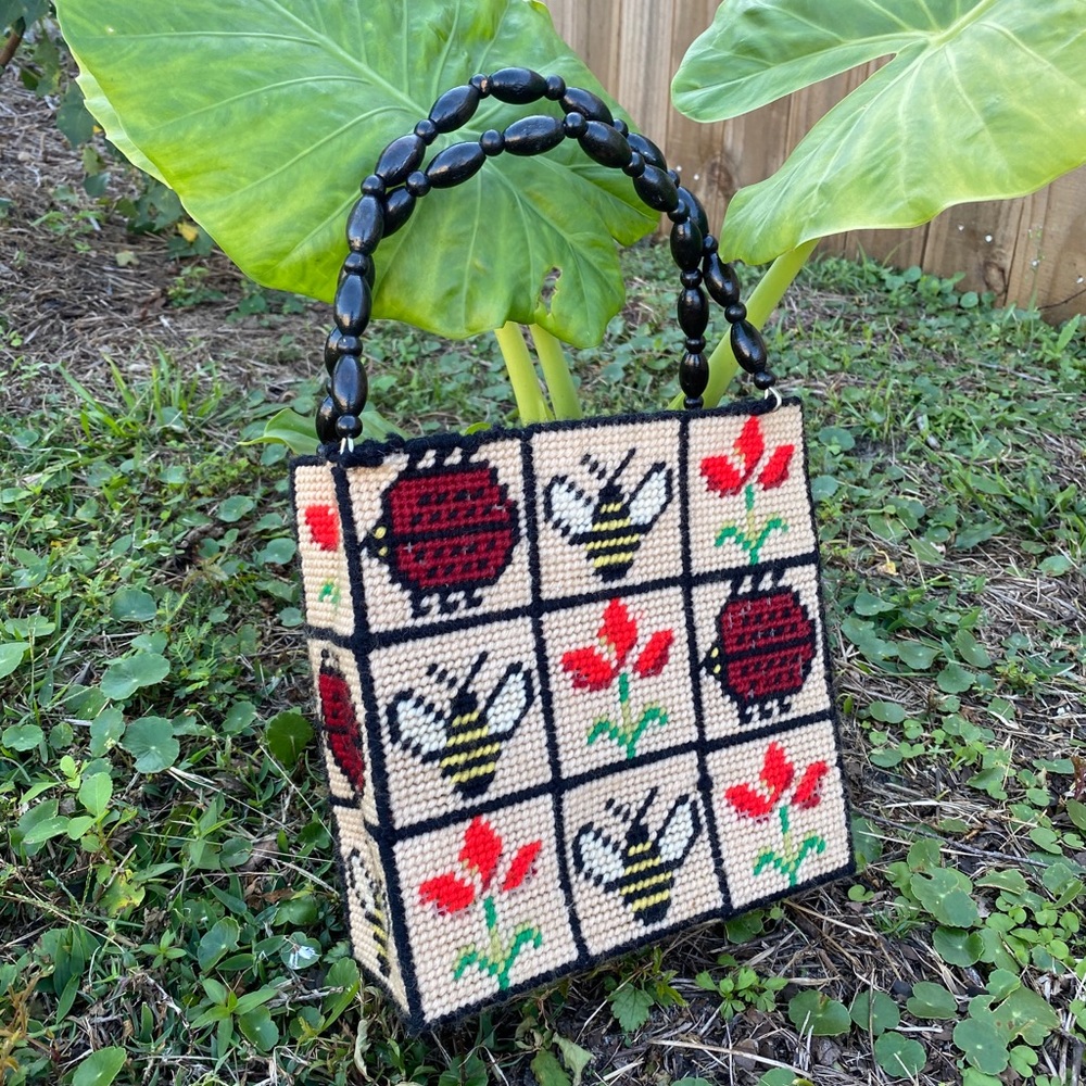 Vintage 1970s knitted tote bag w/ flowers/bees